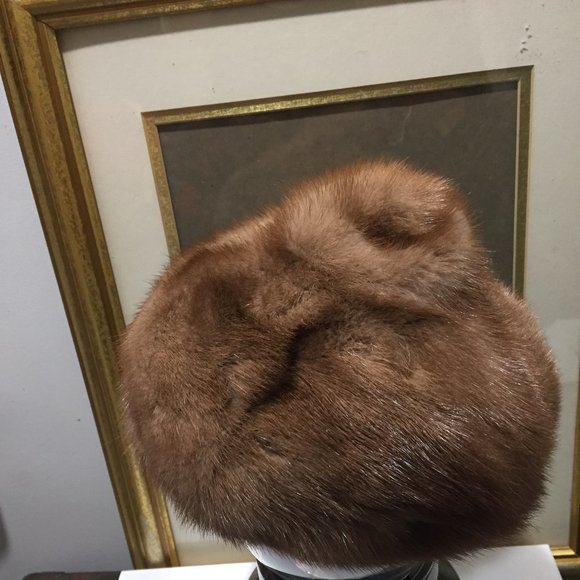 VINTAGE IMPORT SALON EATON'S MINK FUR HATS - Picture 5 of 8